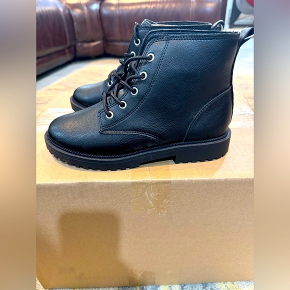 Old Navy EUC Girls Kids' Faux-Leather Lace-Up Combat Boots Black Sz 3 - Picture 1 of 5